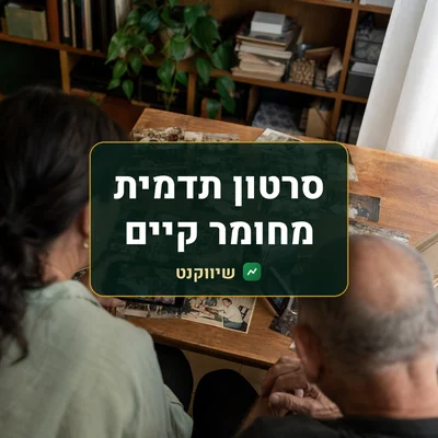 סרטון תדמית מחומר קיים: יד מצלמת בטלפון תמונות ישנות של עסק משפחתי על שולחן עץ