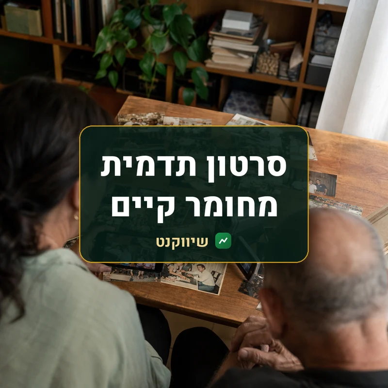 סרטון תדמית מחומר קיים: יד מצלמת בטלפון תמונות ישנות של עסק משפחתי על שולחן עץ